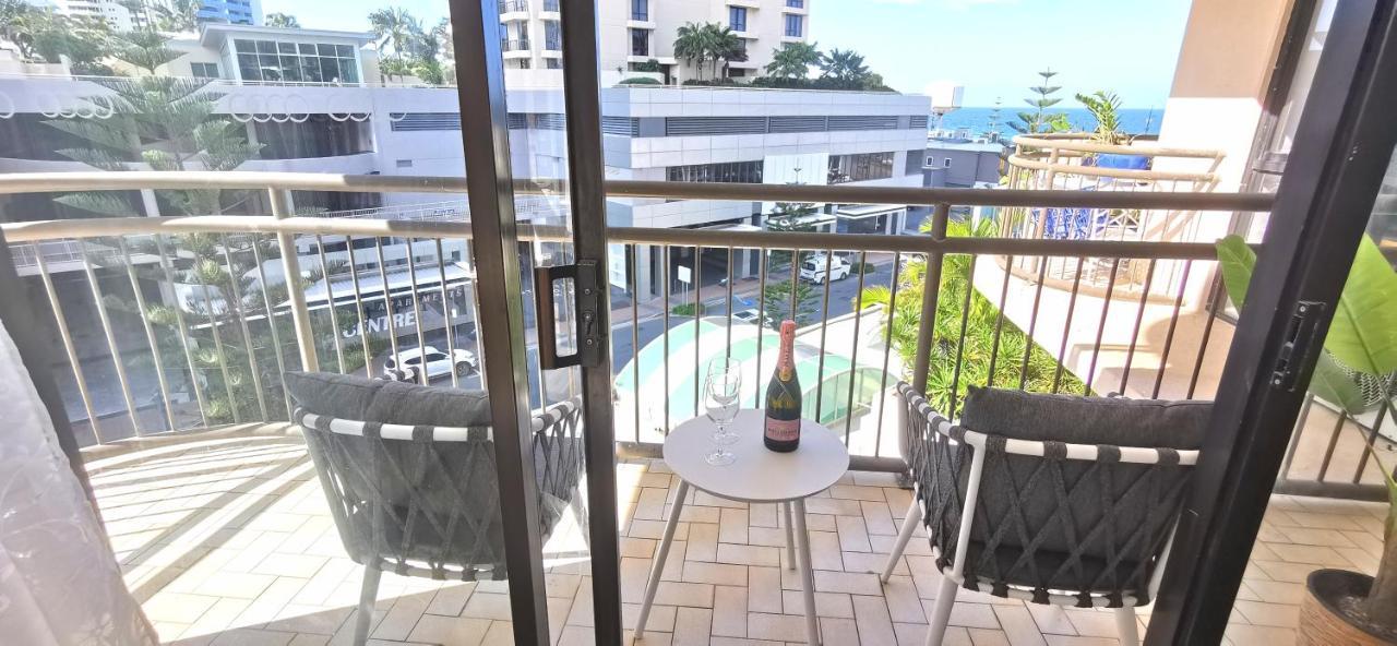 Beachside Apartment In The Heart Of Surfers Paradise - Free Parking 골드코스트 외부 사진