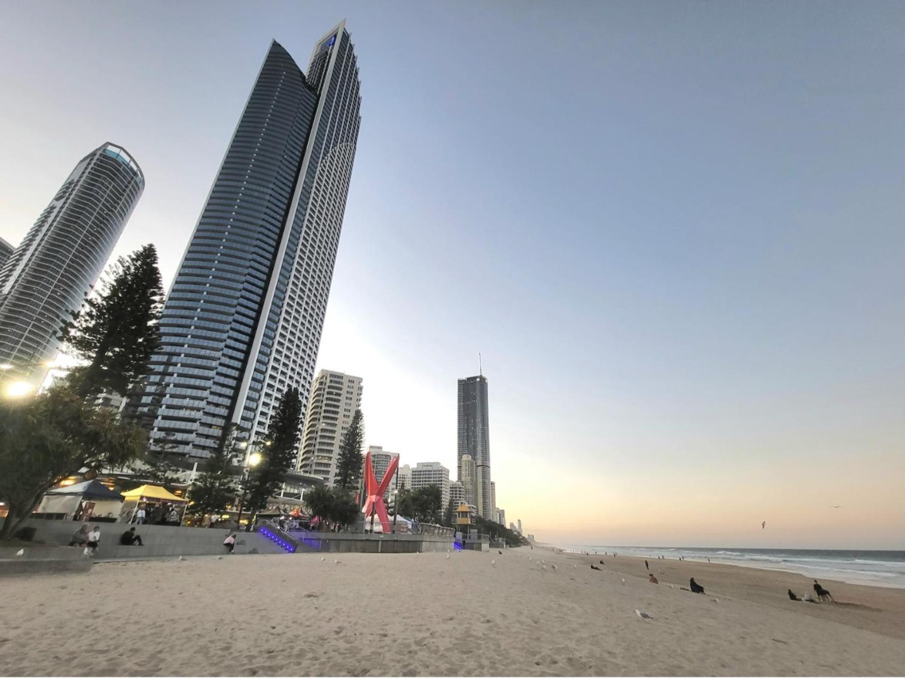 Beachside Apartment In The Heart Of Surfers Paradise - Free Parking 골드코스트 외부 사진