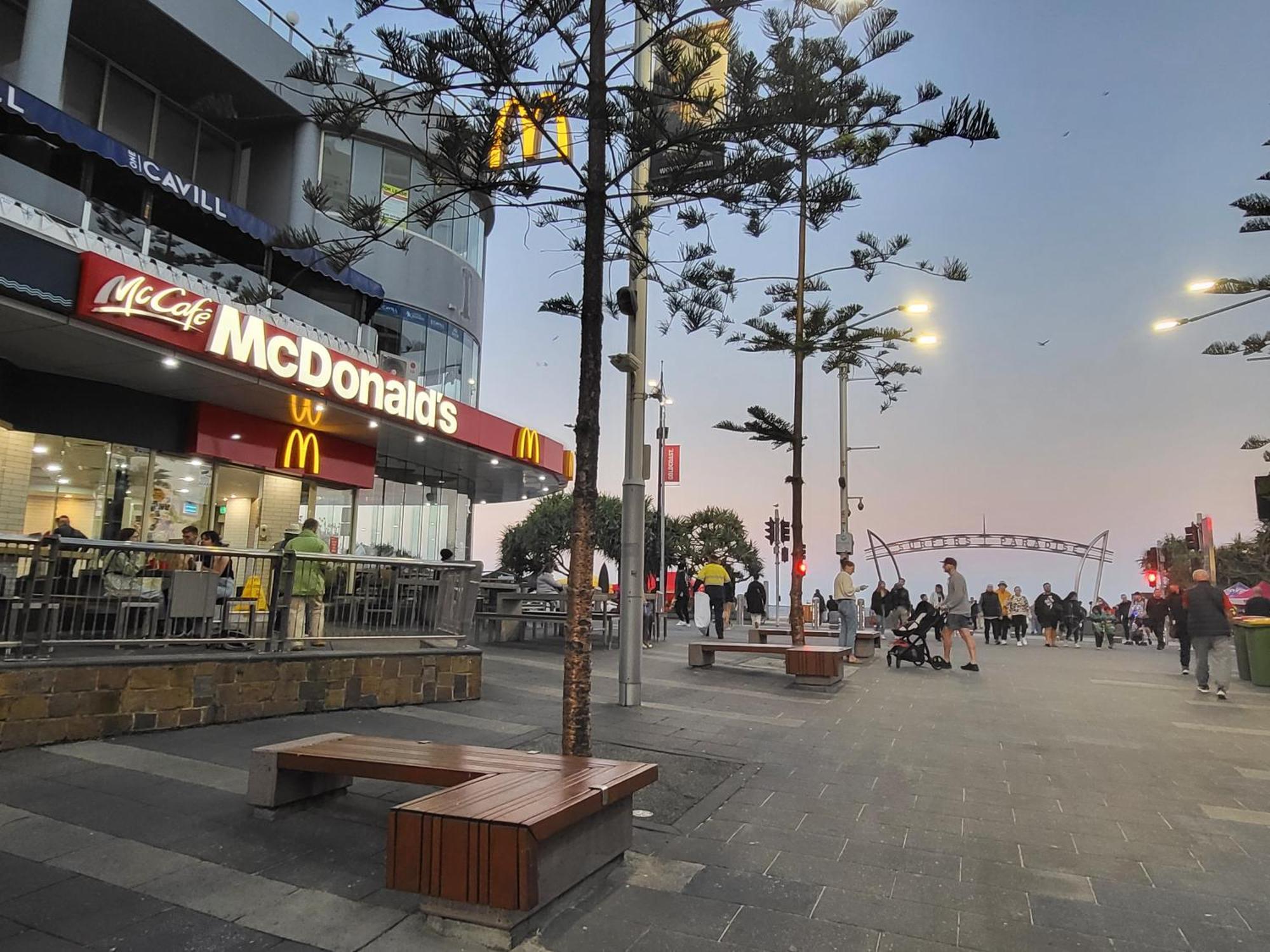 Beachside Apartment In The Heart Of Surfers Paradise - Free Parking 골드코스트 외부 사진